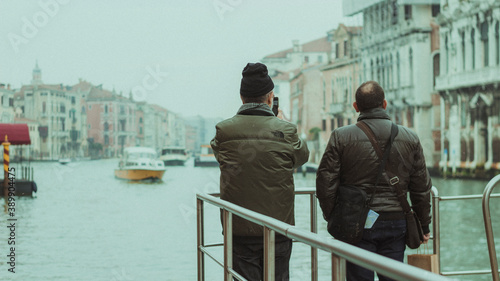 Hombres en Venecia sacando fotos
