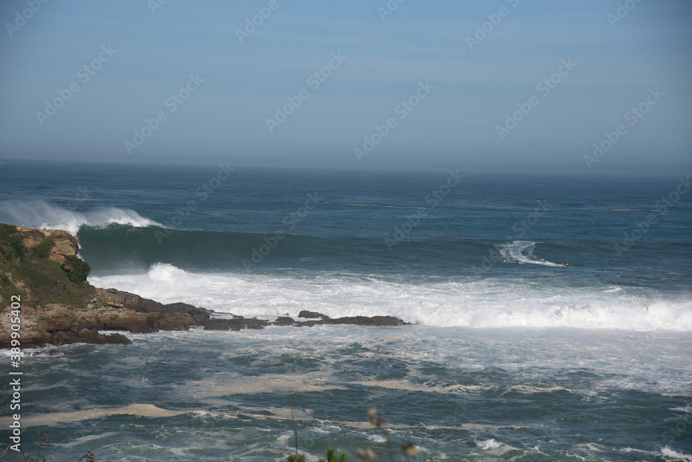 Olas grandes en la costa vasca, Hondarribia, guipuzkoa españa surf en olas gigantes.