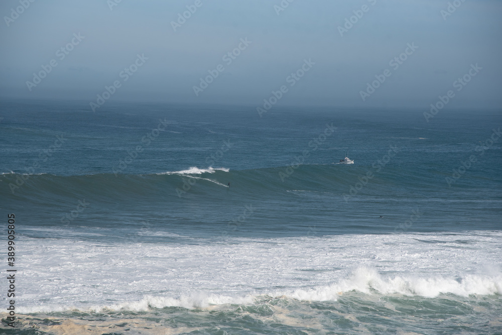 Olas grandes en la costa vasca, Hondarribia, guipuzkoa españa surf en olas gigantes. Olas grandes en la costa vasca, Hondarribia, guipuzkoa españa surf en olas gigantes.