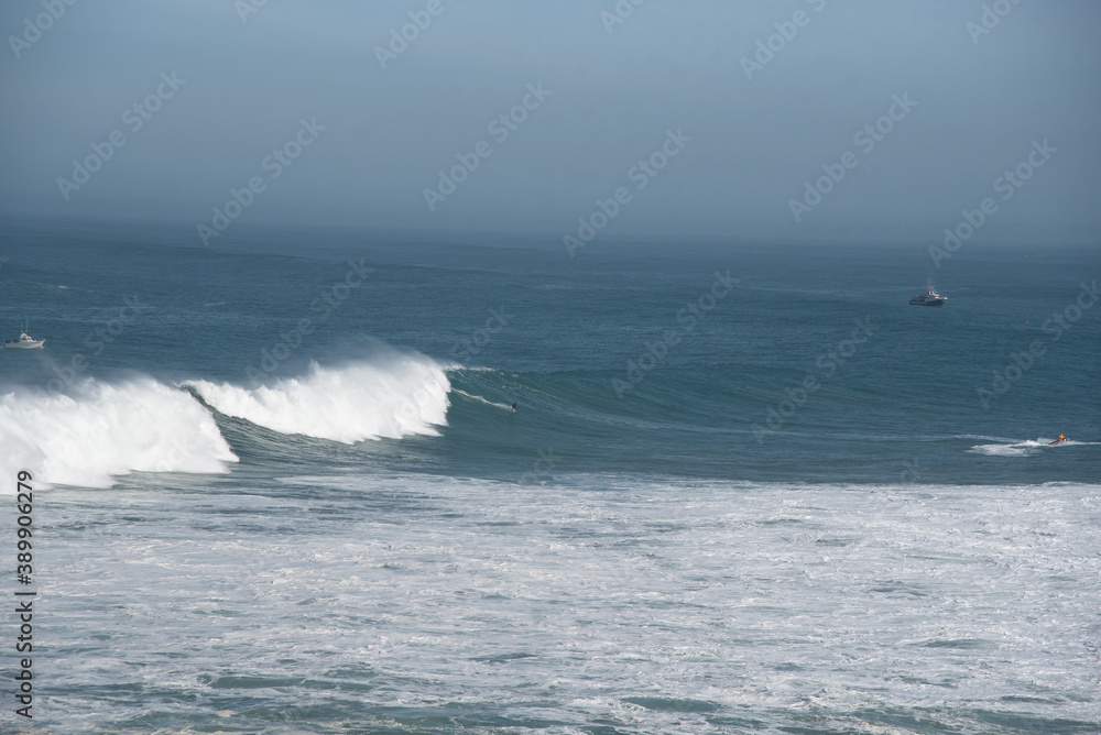 Olas grandes en la costa vasca, Hondarribia, guipuzkoa españa surf en olas gigantes.