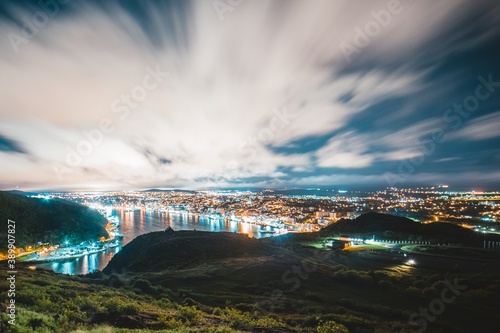 Photo long exposure over signal hill st. johns newfoundland at night