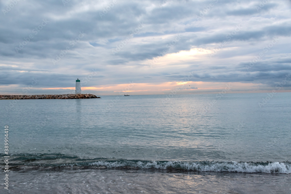 Lever de soleil sur la mer près du phare du port de Villeneuve Loubet sur la Côte d'Azur
