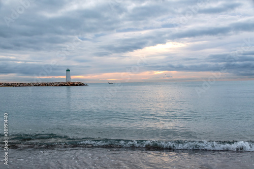 Lever de soleil sur la mer près du phare du port de Villeneuve Loubet sur la Côte d'Azur