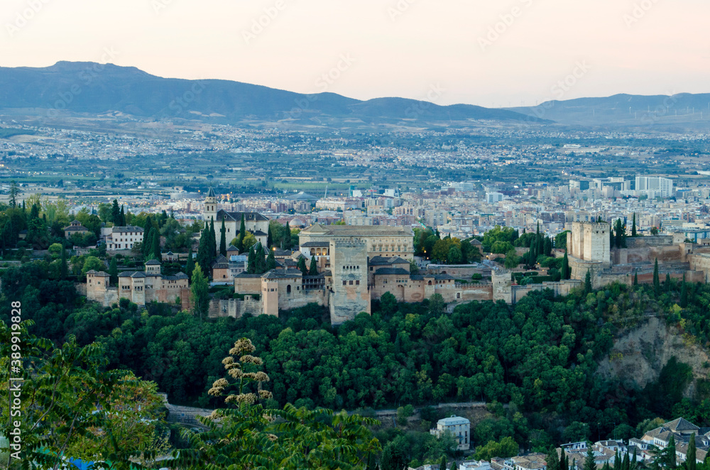 Fototapeta premium La Alhambra desde el mirador de San Miguel Alto.