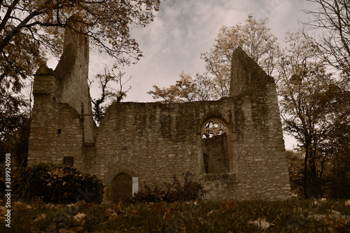 Die Ruinen der Kirche in Hangen Wahlheim in Rheinhessen photo