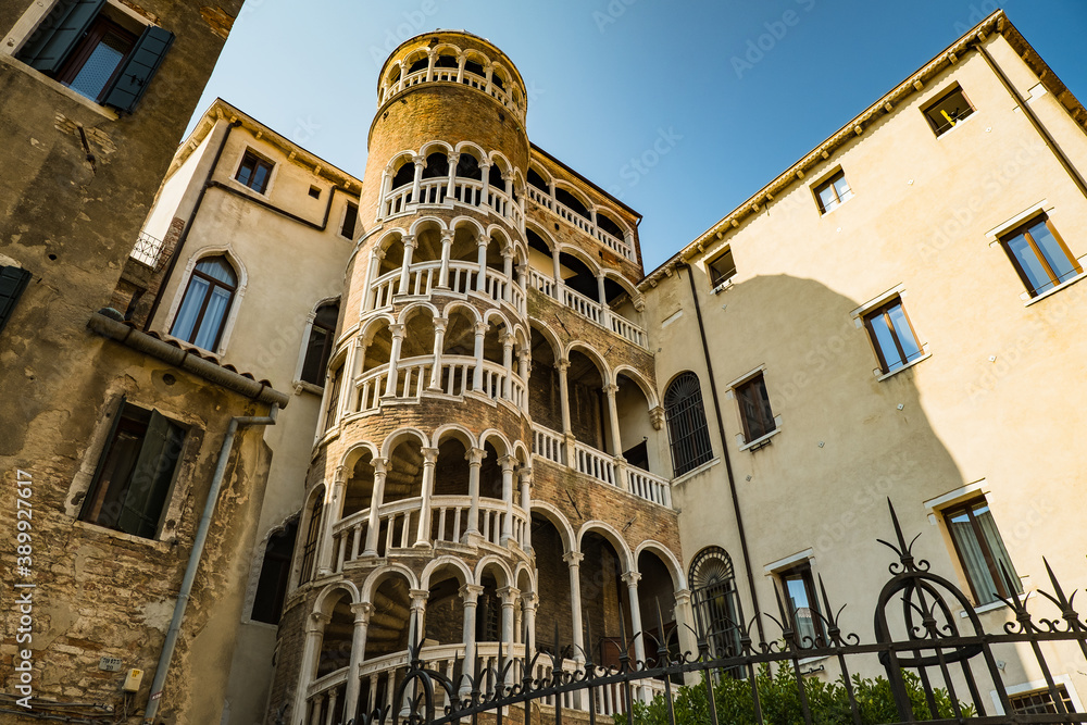 ein venezianischer Palast im gotischen Baustil