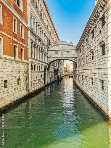 Blick in den Kanal von der Seufzerbrücke in Venedig