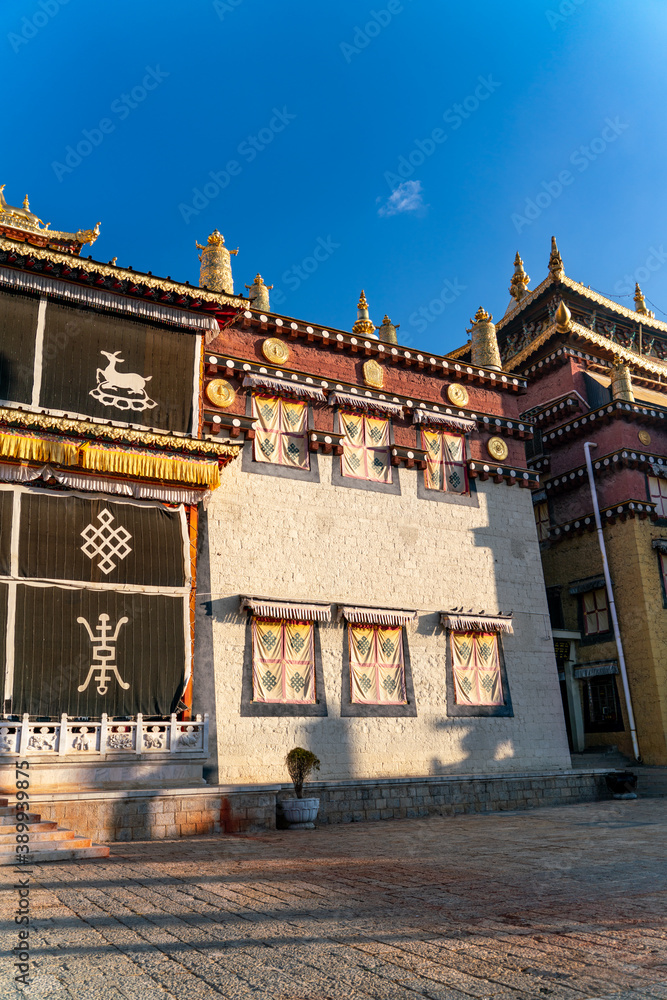 Fototapeta premium The amazing view of traditional buddhist temple - Guihua temple in Shangri-La in China