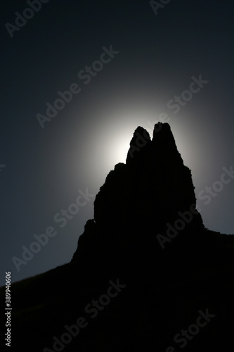 Pico de montaña a contraluz, ocultando al sol. Peñón de Antonio, Cieza (Murcia).