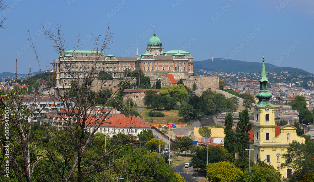 Vista del palacio real de Budapest desde la colina de San Gerardo, Hungria