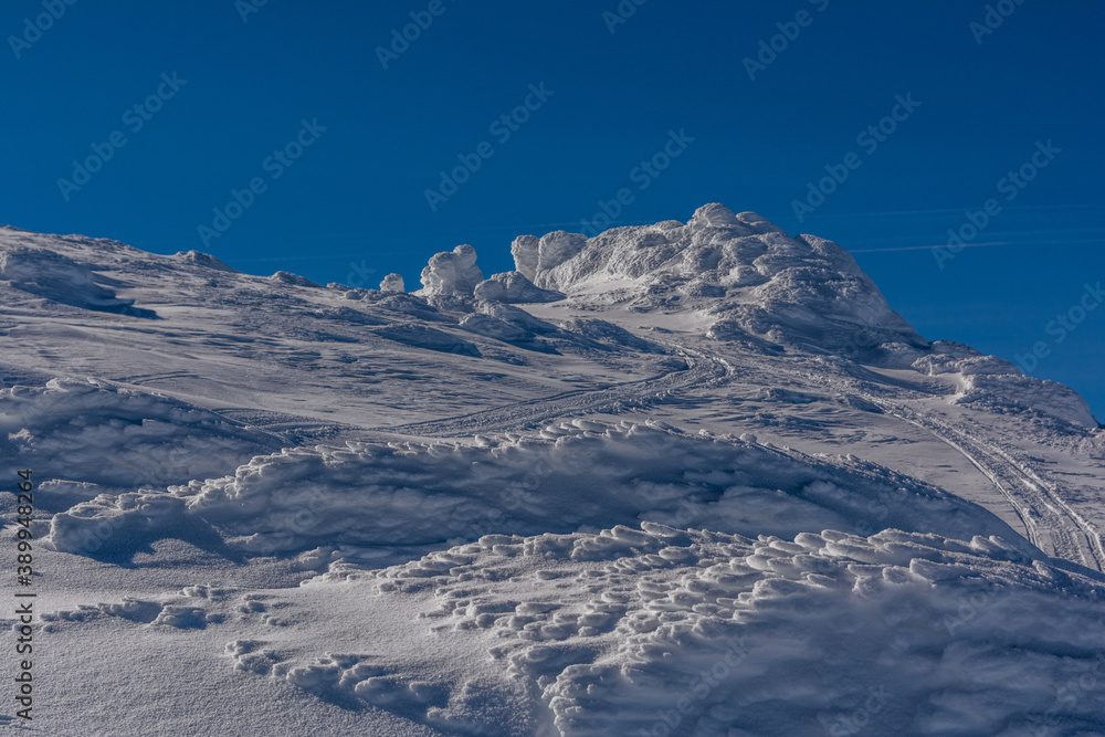Obraz premium Frosty sunrise at Vitosha mountain, Sofia, Bulgaria - beautiful winter landscape - first rays of sunlight over the fresh snow powder.