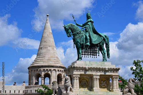 Estatua ecuestre de San Esteban, patrono de los hungaros con el Bastion de los Pescadores al fondo, Budapest, Hungria photo