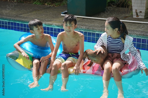 プール遊びをする子供達 3人 三兄弟 トリオ 兄弟 浮き輪 楽しい 夏休み