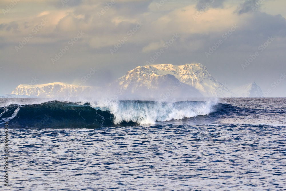 Naklejka premium Surf, Waves in polar region, winter storm, norway