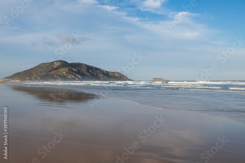 reflexo da costa na Praia do Santinho,  Florianópolis, praia tropical, Santa Catarina, Brasil, florianopolis,  © Fotos GE