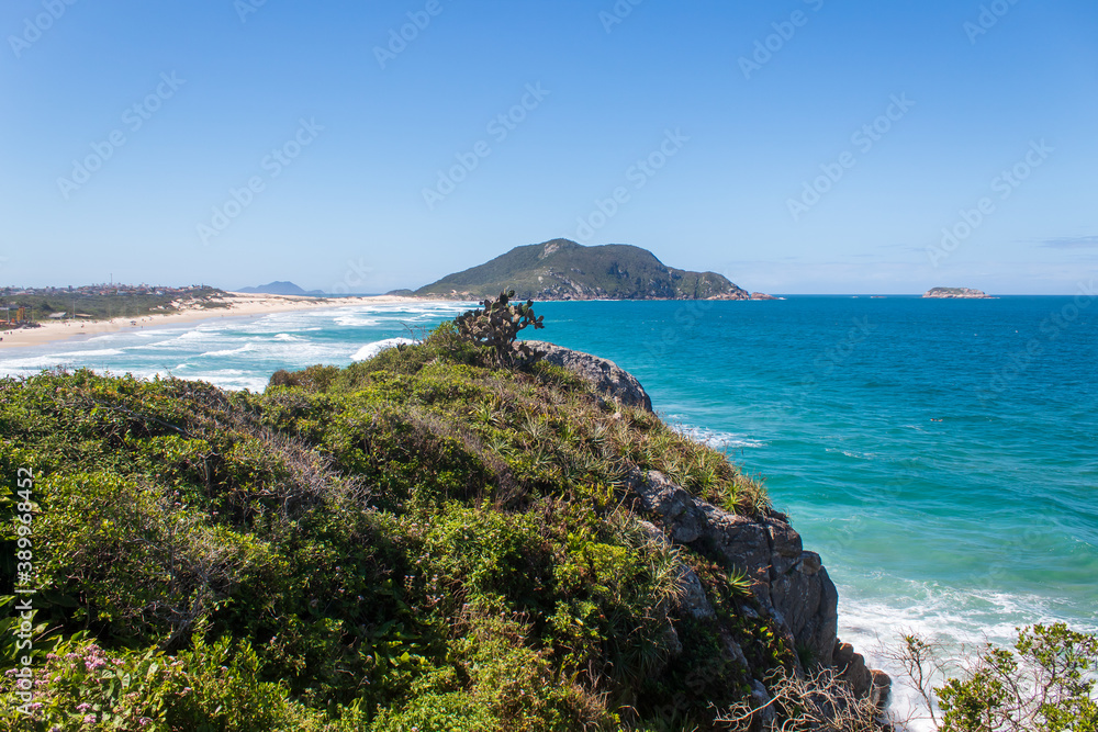 Costa rochosa da Praia do Santinho,  Florianópolis, praia tropical, Santa Catarina, Brasil, florianopolis