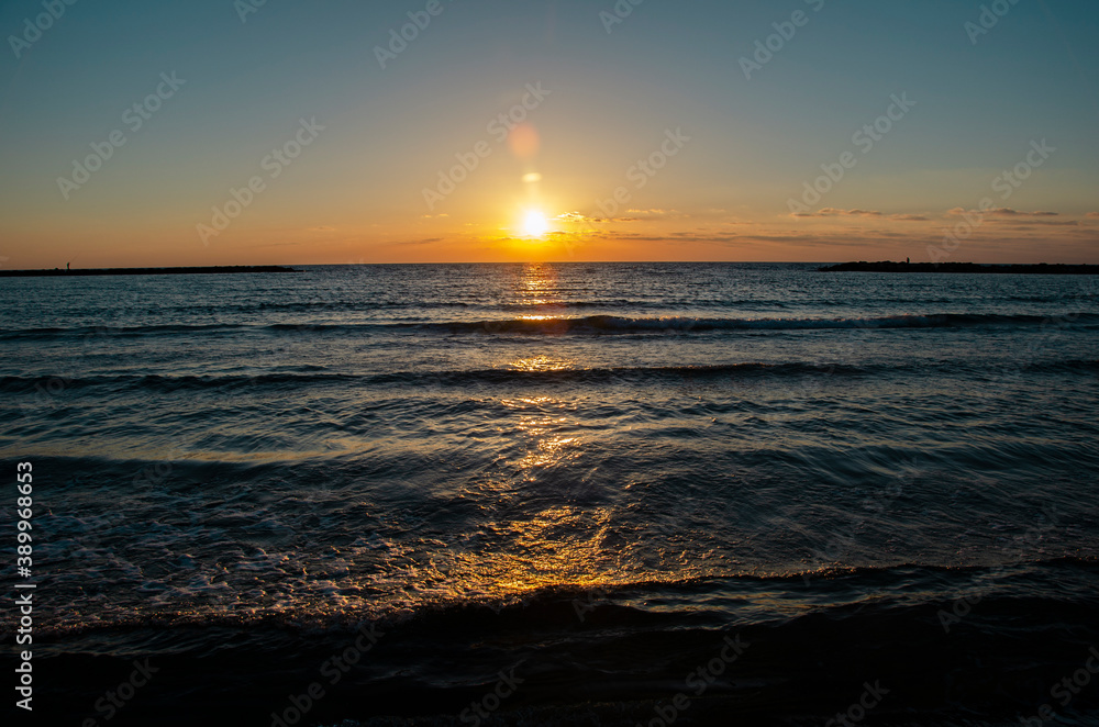 Obraz premium yellow sunset in the seascape