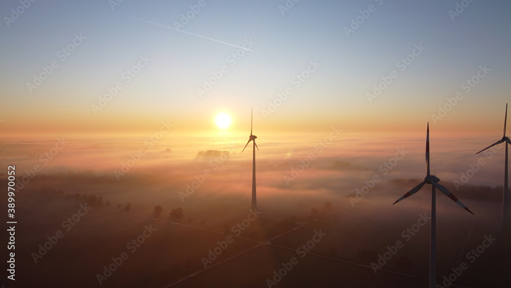 Obraz premium schöner nebliger sonnenuntergang