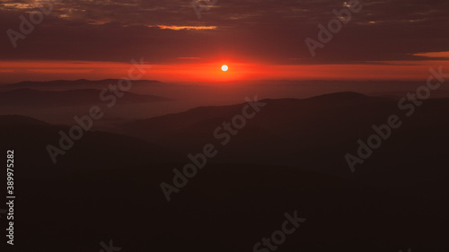 Fototapeta Naklejka Na Ścianę i Meble -  Wschód słońca na Połoninie Wetlińskiej, Bieszczady, Polska