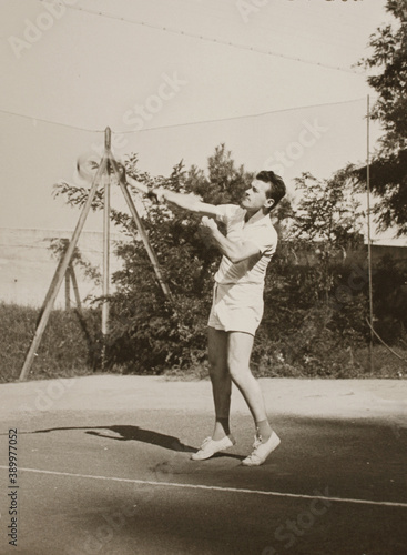 FOTO ANTICA CON RAGAZZO GIOCANDO A TENNIS photo