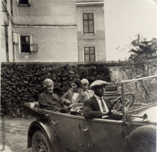 FOTO ANTICA CON PICCOLO GRUPPO A BORDO DI AUTO D'EPOCA © blantiag