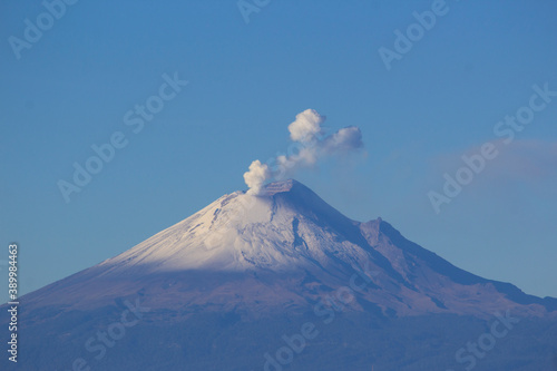 Volcán Popocatepetl en México.