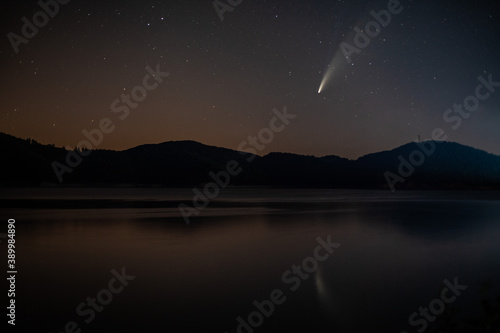 Obraz na płótnie Kometa C/2020 F3 NEOWISE nad Soliną, Bieszczady, Polska w salonie