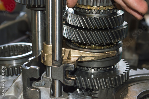 The mechanic assembles the output shaft of the manual transmission