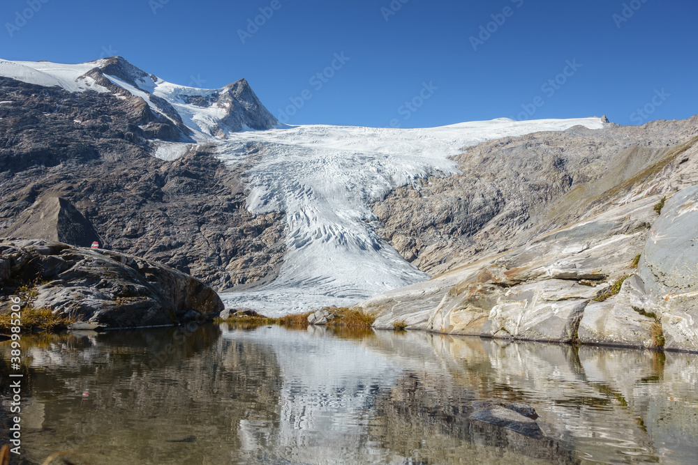 Gletscher der in einen Gletschersee mündet in Österreich