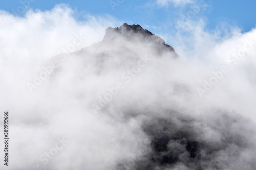雲に隠れる羅臼岳の山頂（北海道・知床） 