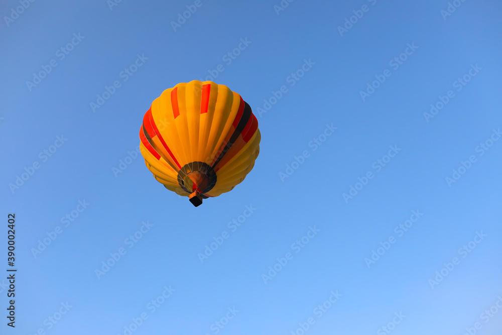Naklejka premium inspiration or travel background, colorful hot air balloon in blue sky. Balloon with blue sky background launch at festiva. place for text