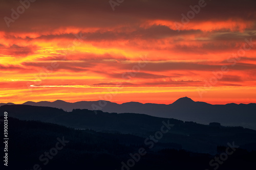 Fotografi Coucher de soleil sur la Chaine des puys en Auvergne