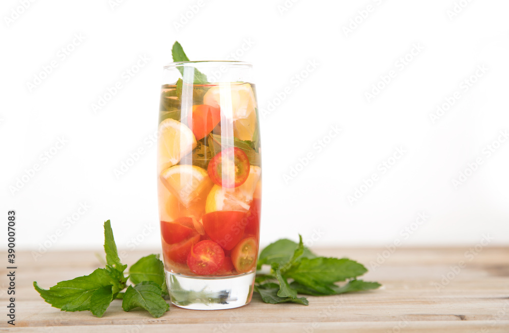 Fototapeta premium A cup of lemon mixed fruit tea and fresh mint leaves