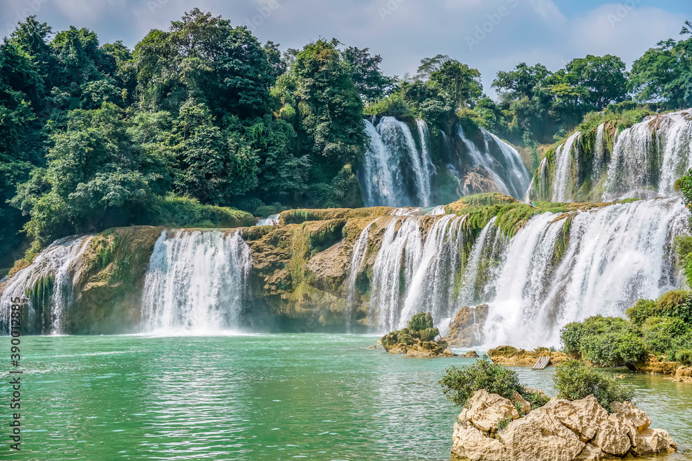 Fototapeta premium The beautiful and magnificent Detian Falls in Guangxi, China