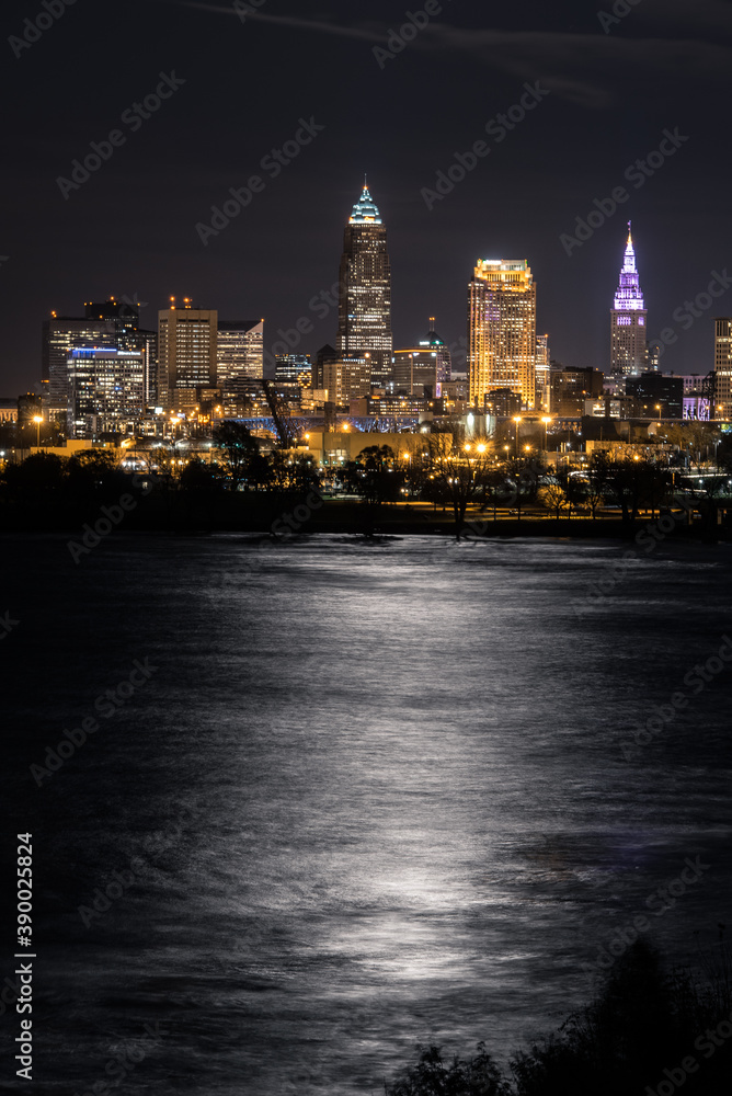 Obraz premium Cleveland ohio at night during a blue moon 2020 skyline