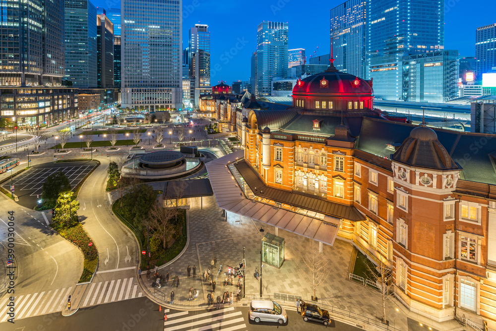 Fototapeta premium Tokyo Station with modern buildings in Tokyo city, Japan at night