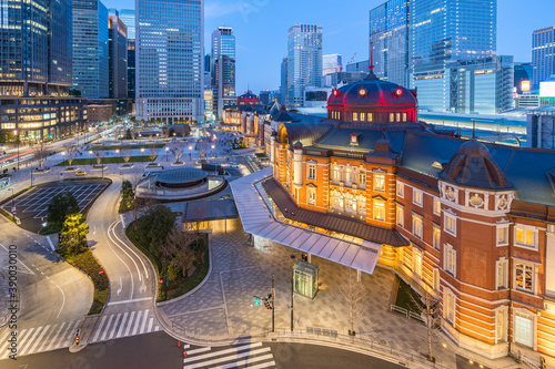 Obraz na plátně Tokyo Station with modern buildings in Tokyo city, Japan