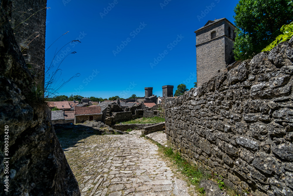 La Couvertoirade joli village médiéval perché en Aveyron.	