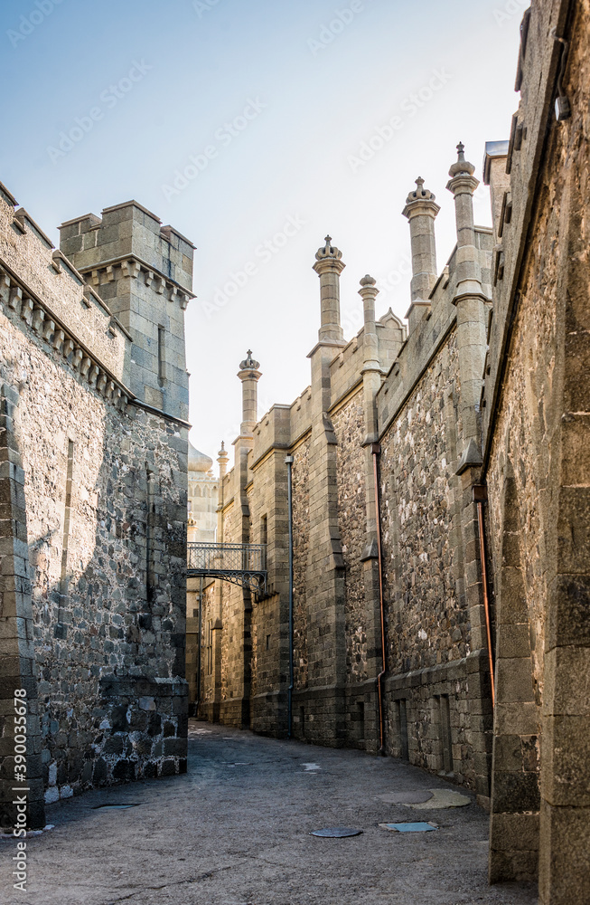 Φωτογραφία View of the inner street with towers of the Vorontsov Palace on the background of the Eastern minarets