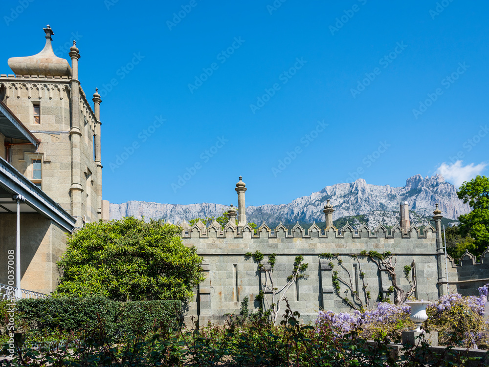 Φωτογραφία View of the park and towers stylized as minarets in Vorontsov Palace built in Mo
