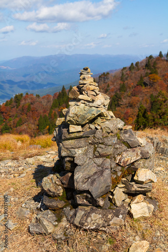 秋の武奈ヶ岳 登山道のケルン © naomi.k