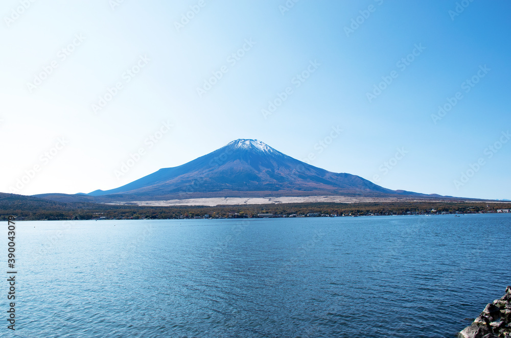 富士山の秋景色｜山中湖の湖岸から仰ぎ見る秀麗な富士の姿
