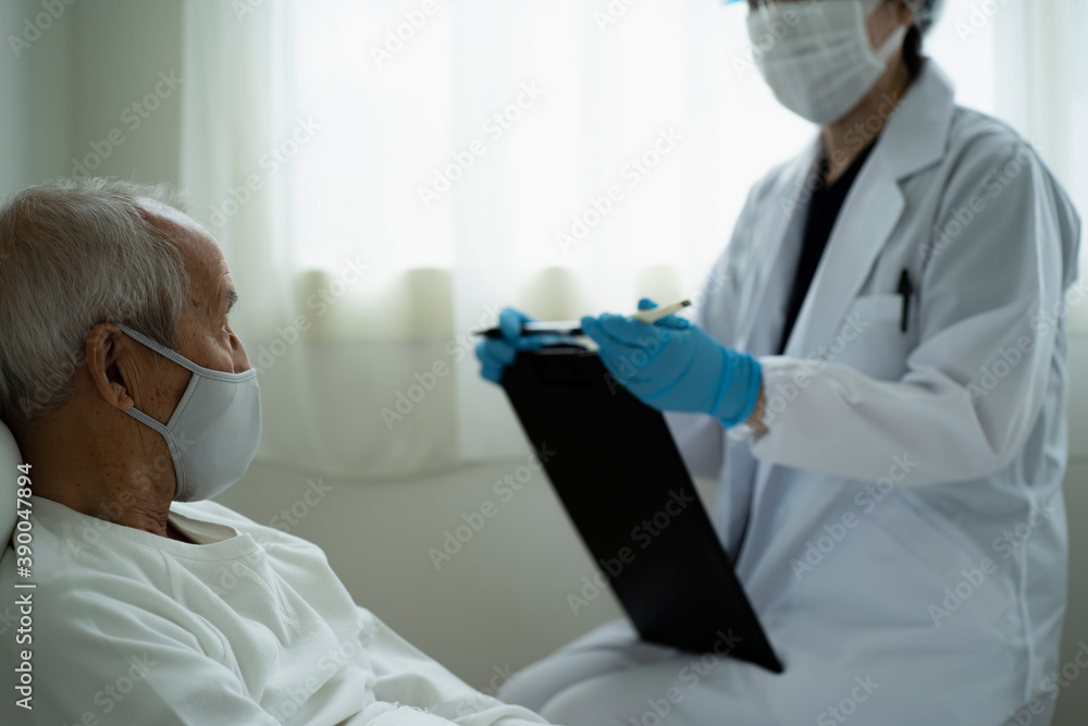 医者とマスクをつけたシニア男性患者 医者とマスクをつけたシニア男性患者