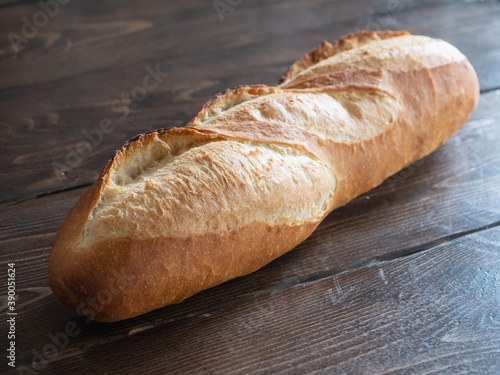 いい香りのする美味しいフランスパンのクローズアップ。