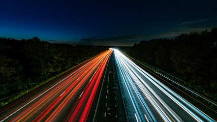 Papier peint photo Autoroute de nuit Sillages lumineux autoroute trafic dense  © WD Stock Photos