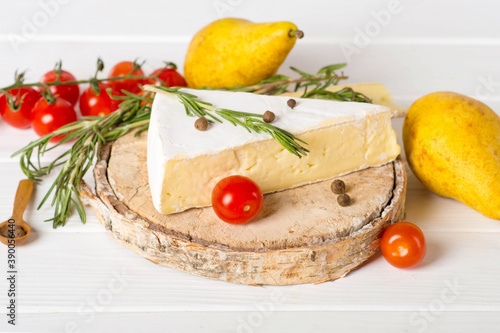 brie cheese with pear and cherry tomatoes