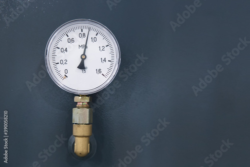 The pressure gauge shows pressure. Instrument scale with numbers, arrow indicates operating parameters.