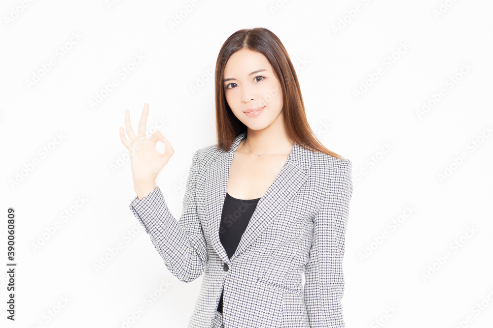 OKのジェスチャーをするビジネスウーマン