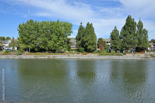 アメリカの計画住宅地：レッドウッド・ショアーズの街並み