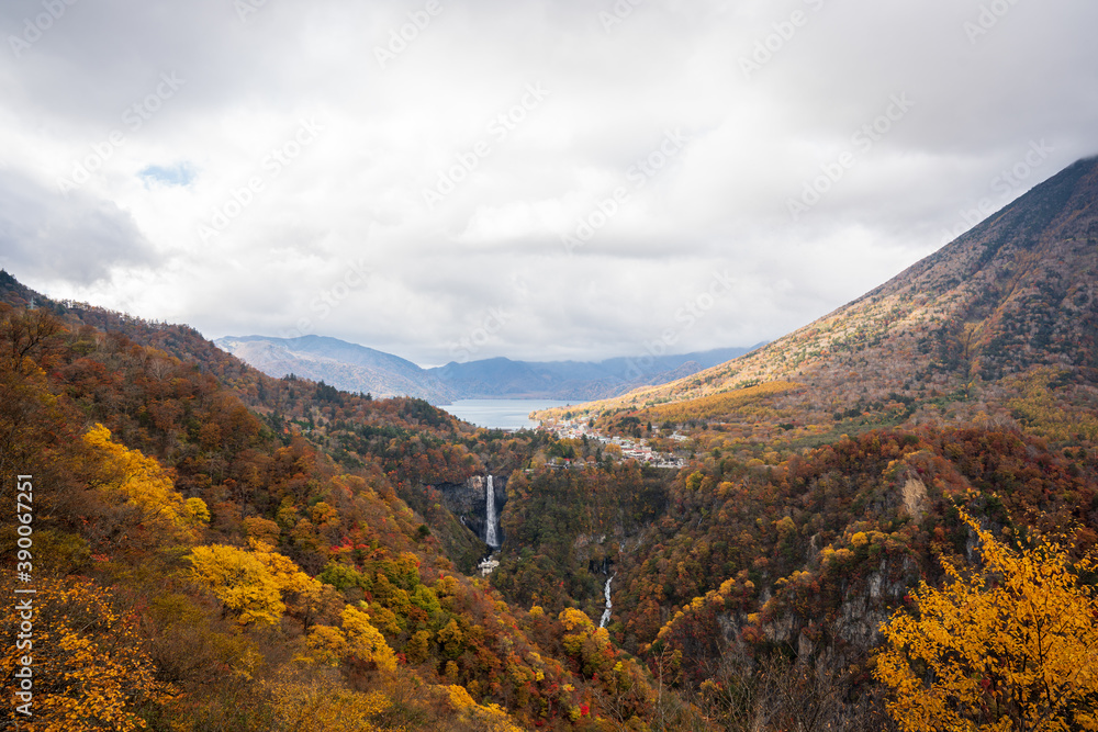紅葉の日光 明智平から望む華厳の滝 紅葉の日光 明智平から望む華厳の滝